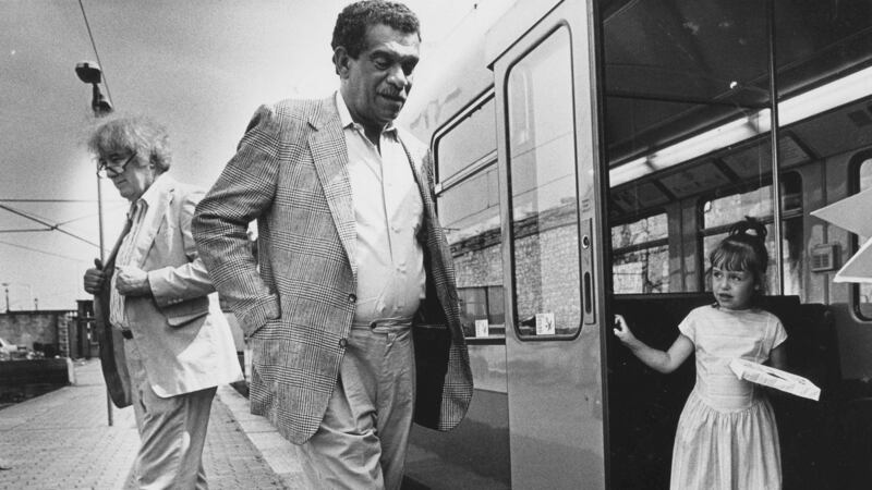 Derek Walcott with Seamus Heaney in the background and Rebecca O’Neill-Doran from Bray, Co Wicklow, at the launch of a series of poetry cards on Dublin’s Dart trains in 1989. Photograph: Matt Kavanagh