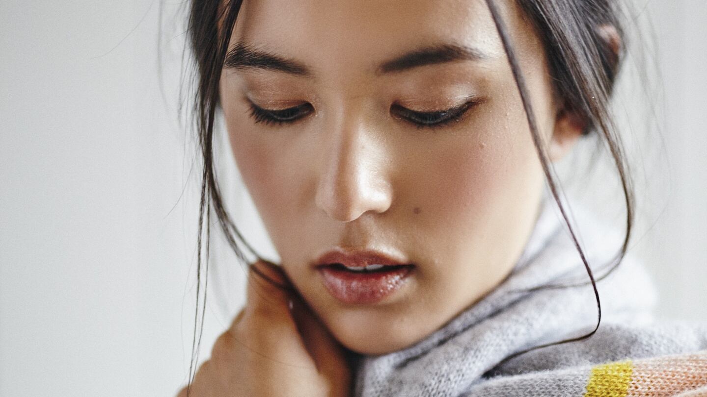 Knitter Laura Hickey’s designs include a jade v-back jumper, an oversize scarlet sweater, a boat neck tunic in taupe, cream and grey and a fuschia pink dress with purple trim cuff. Prices start at €95 for a scarf