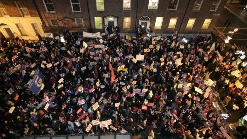 Múinteoirí, tuismitheoirí agus páistí i mbun agóide ar son oideachais. grianghraf: dara mac dónaill