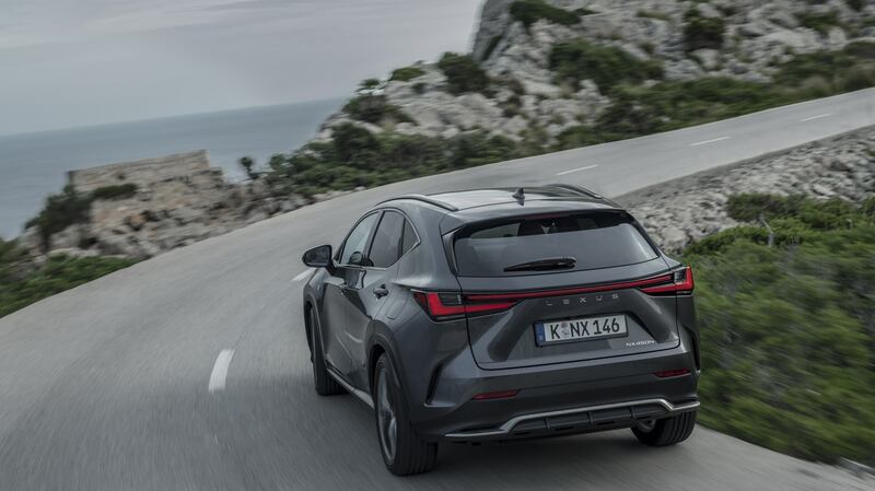 Lexus quotes an average fuel consumption of between 0.9 and 1.1l/100km (313-256 mpg) for the 450h+