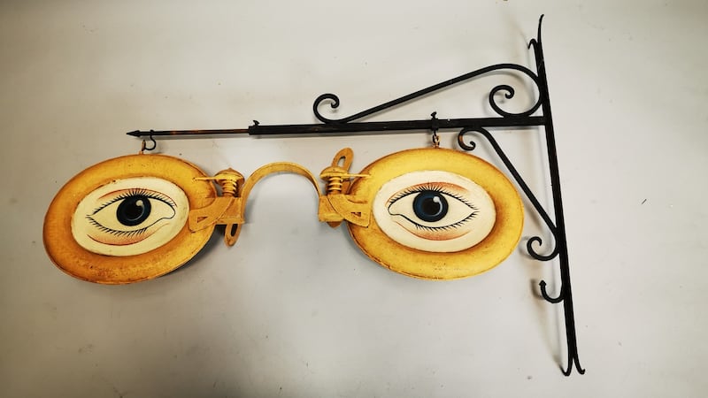 Hand painted metal optician’s hanging sign, €200-400.