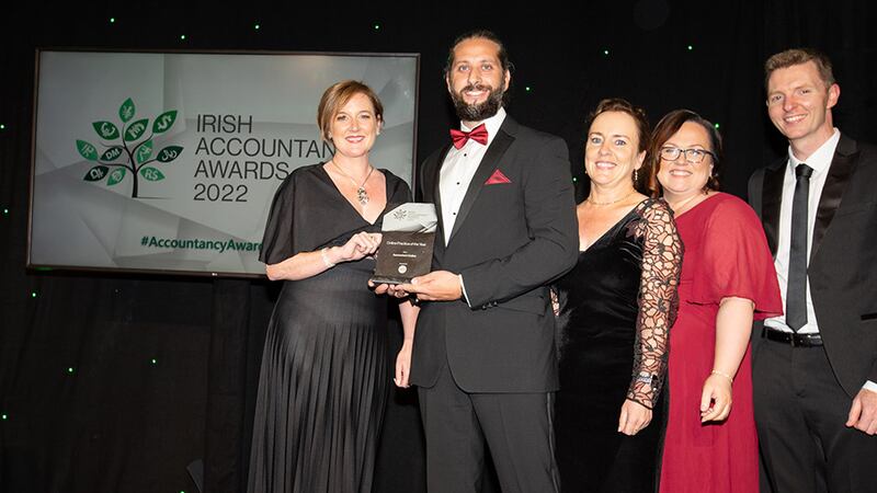 Ayman Kaouri, head of EMEA Hub, XERO, presents the Online Practice of the Year award to the Accountant Online team.