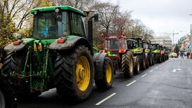 Farmers threaten to blockade supermarket distribution centres