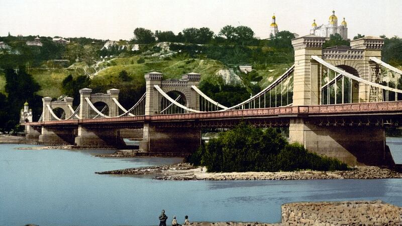 Nicholas Chain Bridge in Kiev, circa 1890-1900. Photogrpah: US Library of Congress