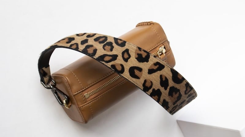 A Qimu bag with multifunctional strap