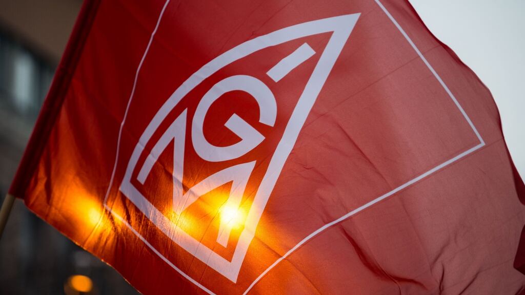 An IG Metall flag. The two-year agreement struck between IG Metall and the Südwestmetall employers’ federation covers 900,000 workers in the metals and electrical industries in Baden-Württemberg, home to industrial group such as Daimler, the carmaker, and Robert Bosch.