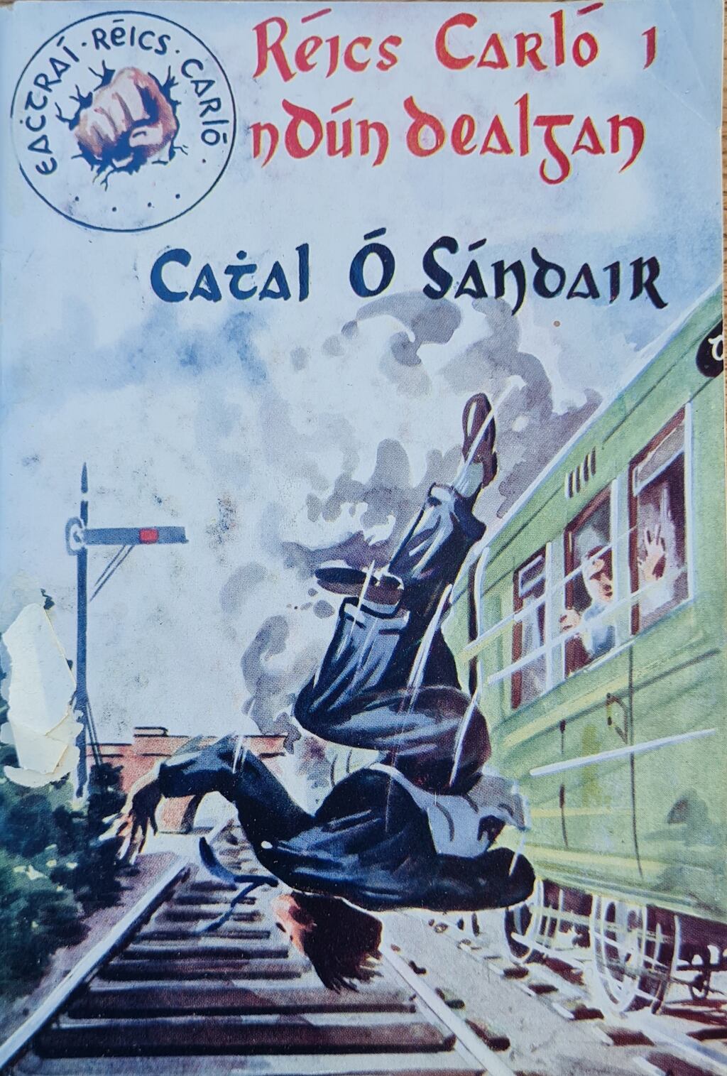 "Bhí ábhair nua-chumtha dhúchasaigh ag teastáil ó pháistí agus ó dhaoine óga a raibh Gaeilge acu agus mheas Ó Sándair go bhféadfadh sé ábhar léitheoireachta Gaeilge a scríobh". Íomhánna: An Gúm/Ionad Charna, Acadamh na hOllscolaíochta Gaeilge/Ó Caollaí.