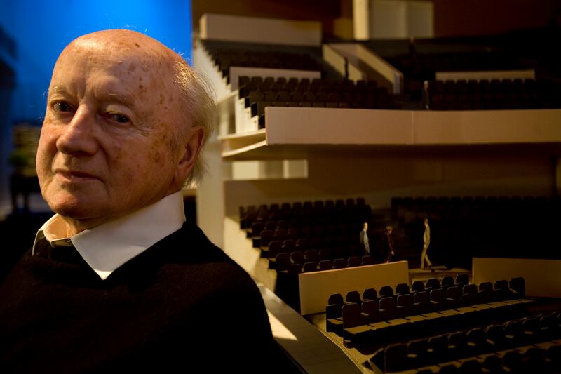 Kevin Roche: the late architect in 2007, with a design for a new gallery at the Metropolitan Museum of Art in New York. Photograph: Christopher Capozziello/New York Times