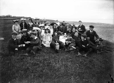 Bhí suim mhór ag Peadar sa ghrianghrafadóireacht agus cé nach raibh mórán ceamaraí sa tír ag an am, d’fhoghlaim sé an cheird as féin. Grianghraf: Peadar Ó Muireadhaigh