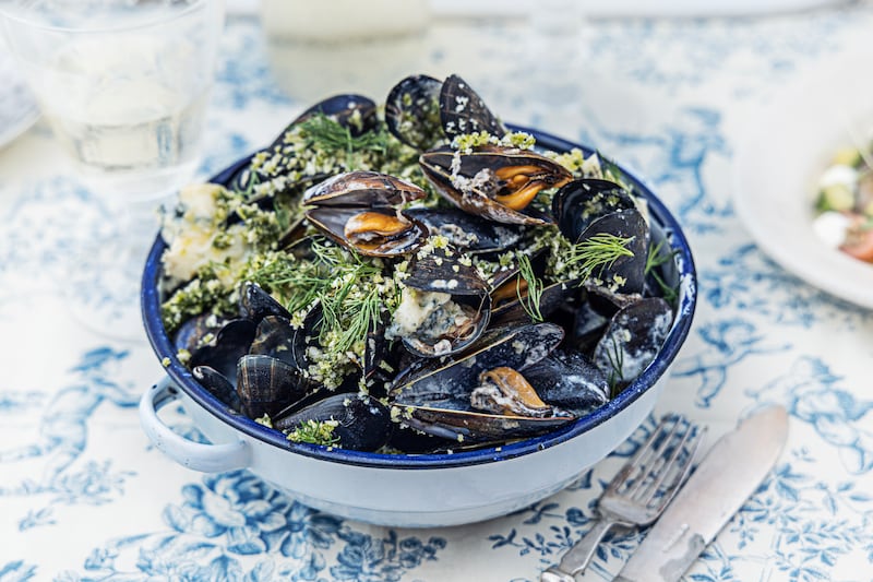 Mussels with blue cheese and dill crumb