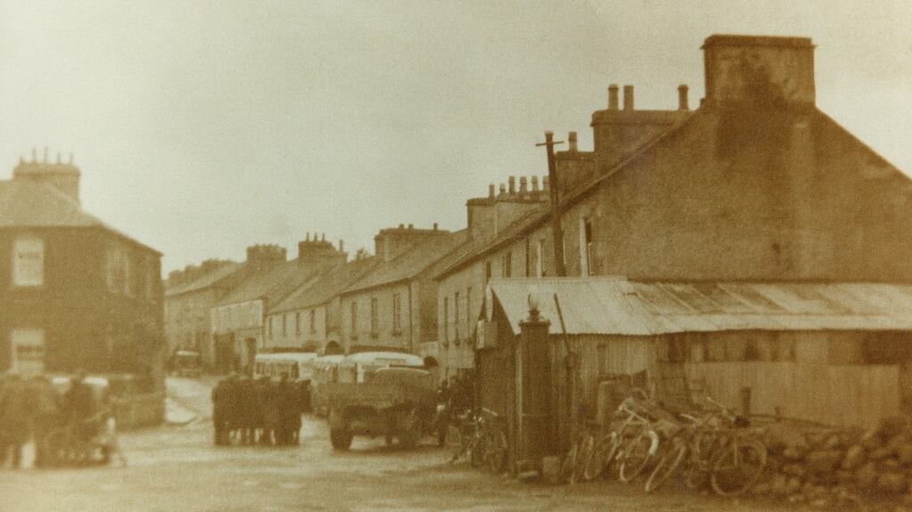 Clonbur, March 29th, 1940: the buses arrive in Clonbur. Photograph: courtesy of Tomás Burke, Clonbur. Photographer not known.