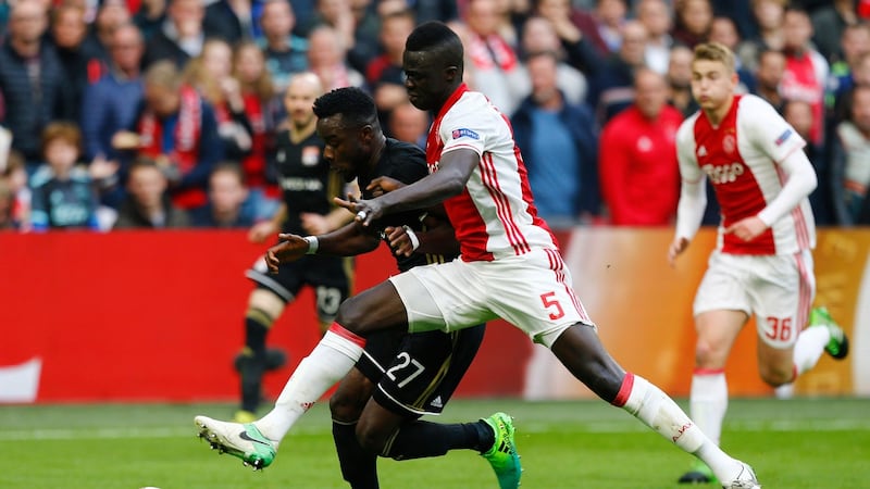 Sanchez outmuscles Lyon’s Maxwel Cornet during the first leg. Photo: Michael Kooren/Reuters