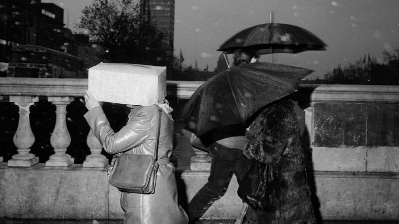 O’Connell Bridge. October 1981. Photograph: © Martin Parr / Magnum Photos