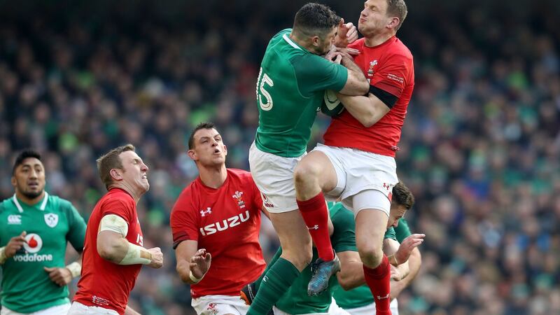 Rob Kearney challenges Dan Biggar for a high ball. Photo: Bryan Keane/Inpho
