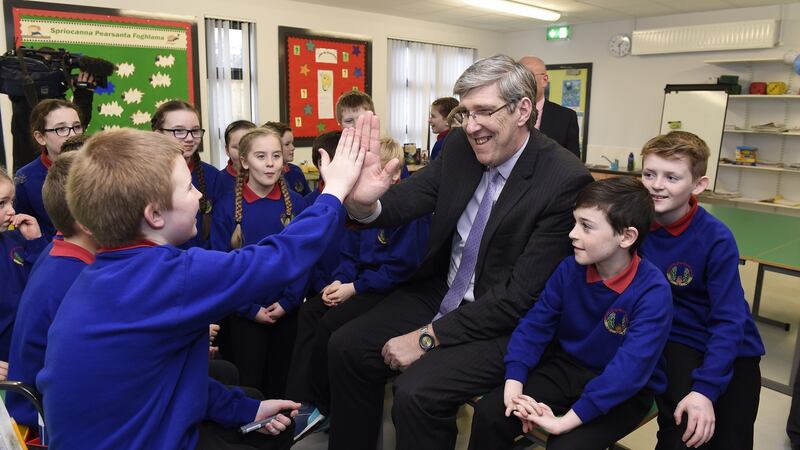 John O’Dowd agus páistí Ghaelscoil Ghleann Darach. grianghraf: michael cooper