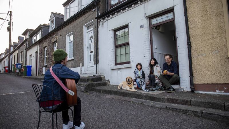 Musician Caoilian Sherlock delivers an Arts Gift to the Niezgoda-Gambardella family - Frankie (3), Valentina, Jed and Quilan the dog – as part of Cork Midsummer Festival 2021 in association with Brightening Air/Coiscéim Coiligh, a nationwide, 10-day season of arts experiences brought to you by the Arts Council.
