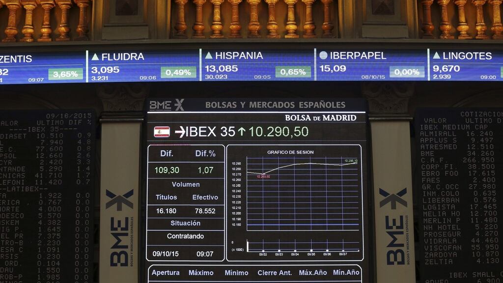 Stock Exchange in Madrid: European shares fell yesterday after reaching five-week highs the day before as energy stocks extended losses. Photograph: Paco Campos/EPA