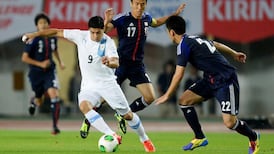 Liverpool's Luis Suarez apologises and resumes training