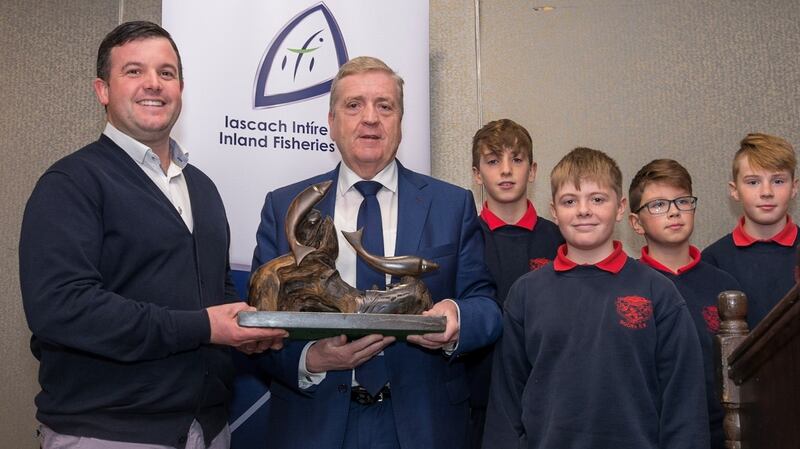 Minister of State, Pat Breen, presenting the ‘Something Fishy’ award to teacher Ross Darmody and students at Doora National School, Ennis, Co Clare.