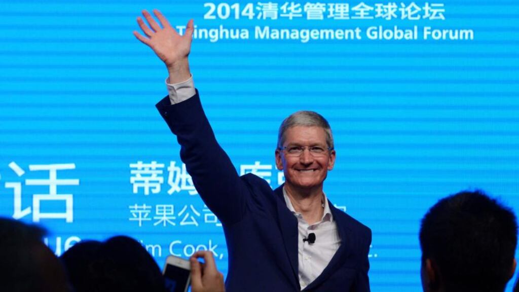 Apple CEO Tim Cook waves as he attends a talk at Tsinghua University in Beijing. Photo: Reuters
