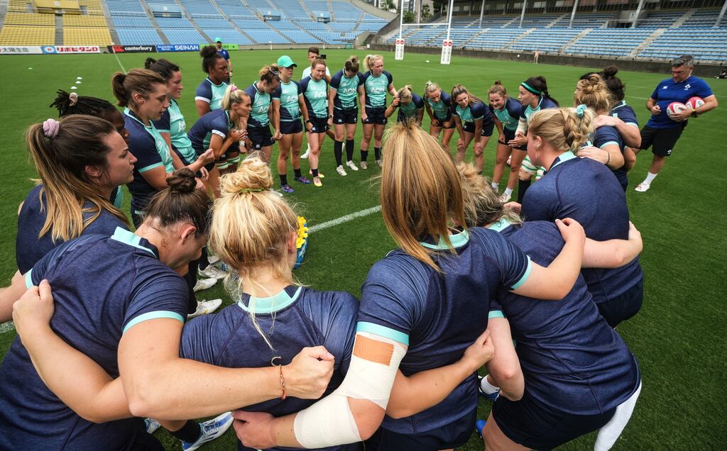 Nichola Fryday speaks to the team during the captain’s run on Friday in Tokyo. Photograph: Akito Iwamoto/Inpho