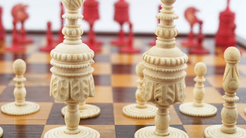 English 19th century ‘barleycorn’ pattern chess set (€400-€600).