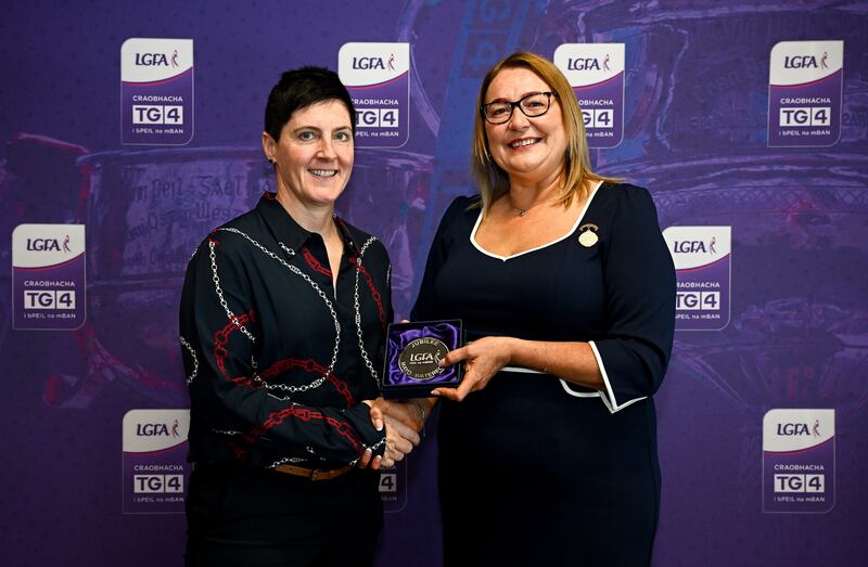 Uachtarán Cumann Peil Gael na mBan, Trina Murray, ag bronnadh duais do Diane O’Hora of Mayo i bPáirc an Chrócaigh. Grianghraf: Seb Daly/Sportsfile