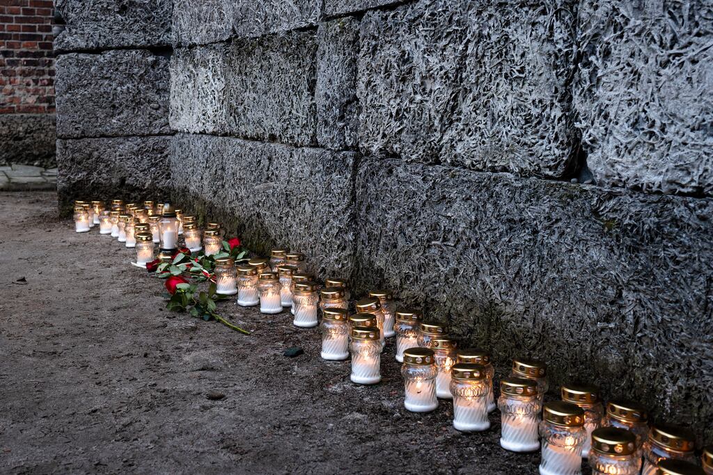 Coinnle lasta in Auschwitz an tseachtain seo caite i gcuimhneachán orthu sin a maraíodh san Uileloscadh. Grianghraf Bob Reijnders/AFP via Getty Images