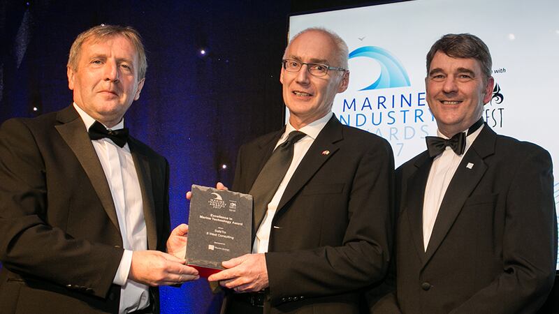 Minister Michael Creed and Peter Heffernan CEO, Marine Institute presents the Excellence in Marine Technology Award to John Murphy, SafeTrx - 8 West Consulting.