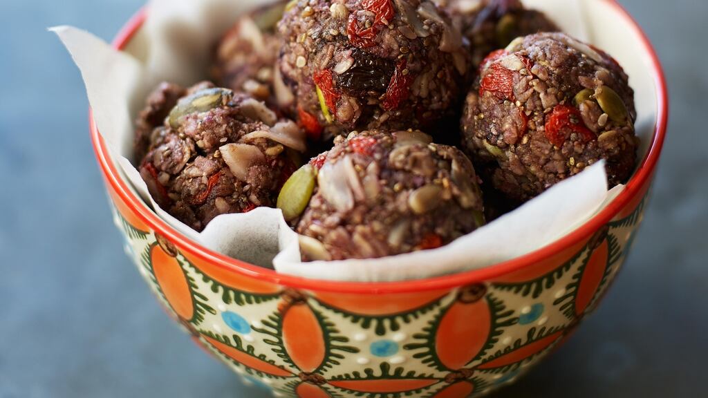 Superfood granola balls