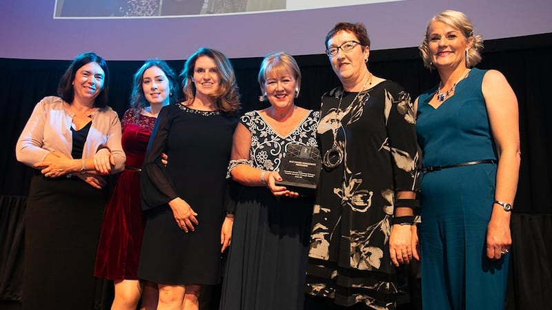 Brenda Dooley, Awards Head Judge, presents the Best Change Management Programme award to the HSE HR Organisation Development team.