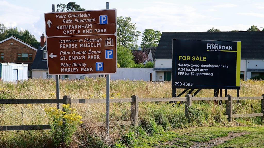 Tá an garraí suite díreach ag crosbhóthar Bhóthar na Gráinnsí agus Ascaill an Gharráin Chnó. Grianghraf: Nick Bradshaw/The Irish Times