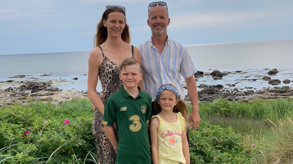 Robert Twamley  grew up in Tralee, Co Kerry but moved to  Falkenberg, Sweden in 2009. He lives there with his wife, Swedish author Caroline Twamley, and their two children, Erik and Kaitlin, who are 9 and 7