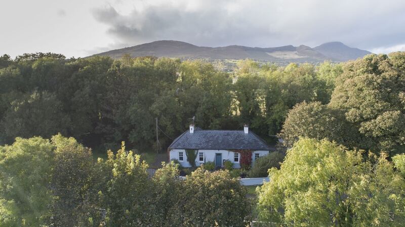 Arrows Rest, a charming property, has scenic views and regular public transport on its doorstep.