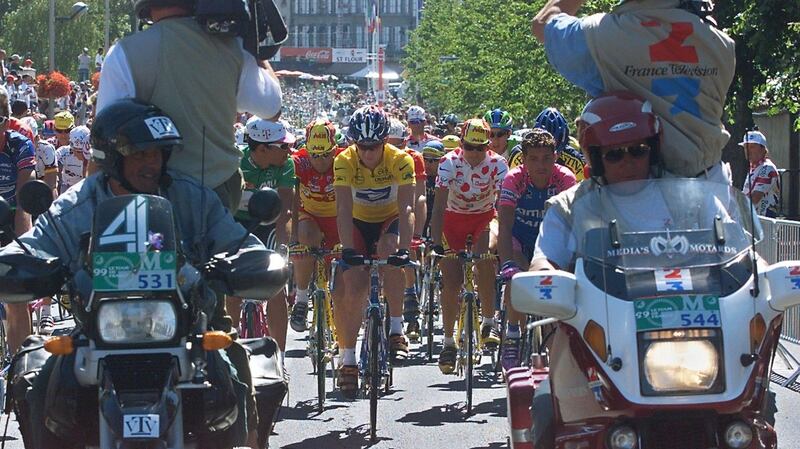 Armstrong leads out the pack during the 13th stage of the 86th Tour de France between Saint-Flour and Albi in 1999. Photo: Patrick Kovarik/AFP via Getty Images