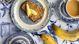 Banana bread with pecan crumble
