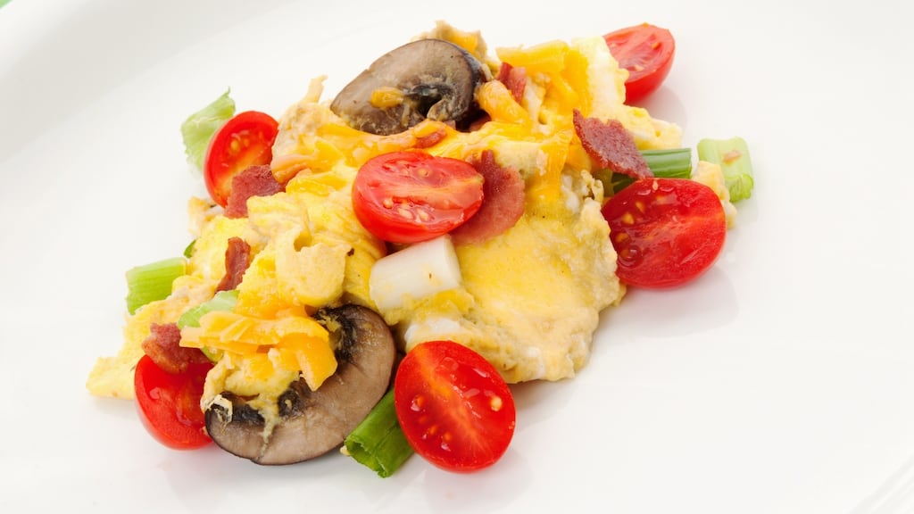 Iron-rich meal: scrambled egg with mushrooms and grilled tomato.