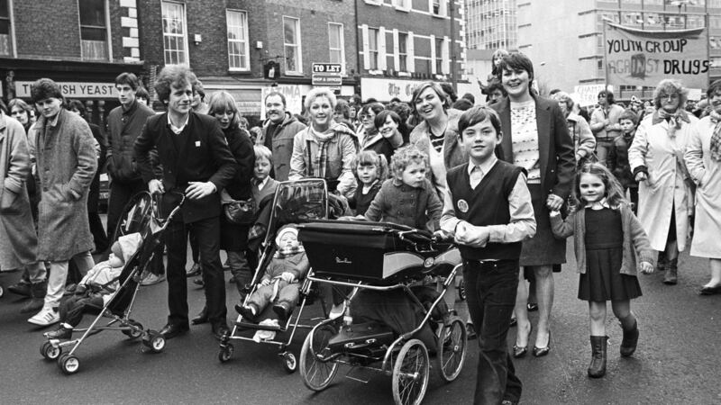 1984 - 1/3/1984 - page 9 - ANTI-DRUGS PROTEST MARCH . . . . . Anti Drugs . . . . . Parents and children , protesting against the activities of drug - pushers in Dublin , marching through the city yesterday to a rally outside Leinster House. Photograph: Kevin McMahon / THE IRISH TIMES . . . neg no