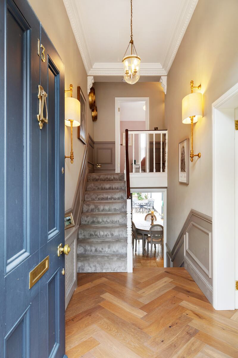 13 Lombard Streeet West: Entrance hall with parquet flooring.