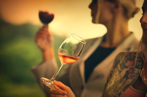 How to taste wine like an expert