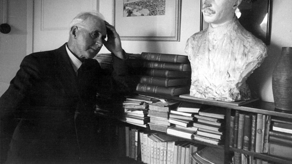 Nuair a scríobh Dónal Ó Corcora a leabhar ‘Synge and Anglo-Irish Literature’ bhí a fhios againn cad a bhí i gceist aige: litríocht in Éirinn a bhí scríte as Béarla.