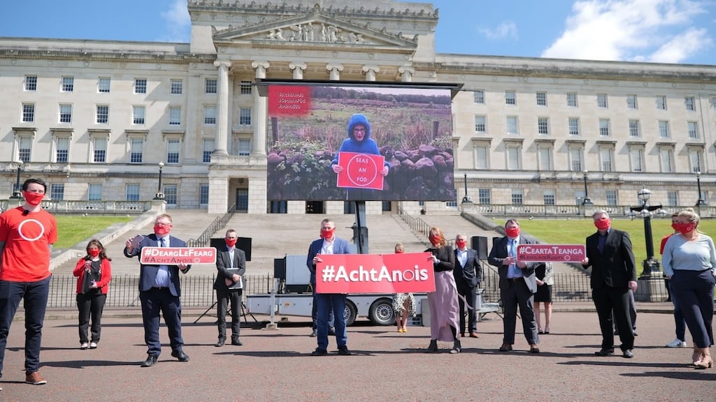 D’eagraigh An Dream Dearg agóid lasmuigh de Stormont chun cearta teanga a éileamh.