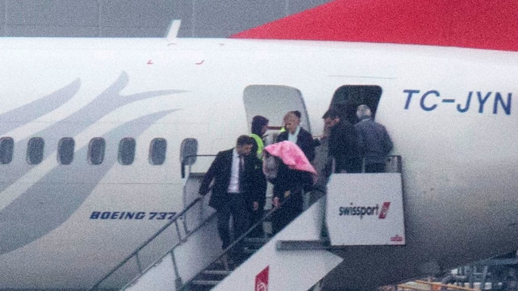 Lisa Smith is seen leaving a Turkish Airlines plane with a pink blanket over her head after it landed at Dublin Airport on Sunday.Photo: Eamonn Farrell/RollingNews