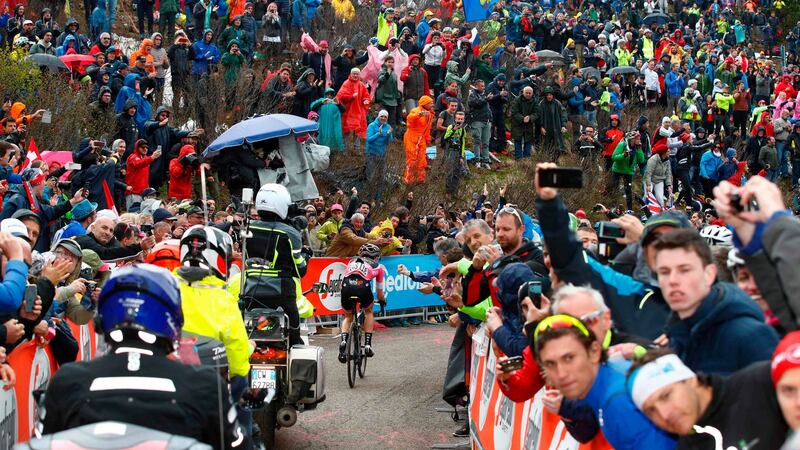 Simon Yates climbs the Monte Zocolan during the 14th stage between San Vito al Tagliamento and Monte Zoncolan. Photo: Luk Benies/Getty Images