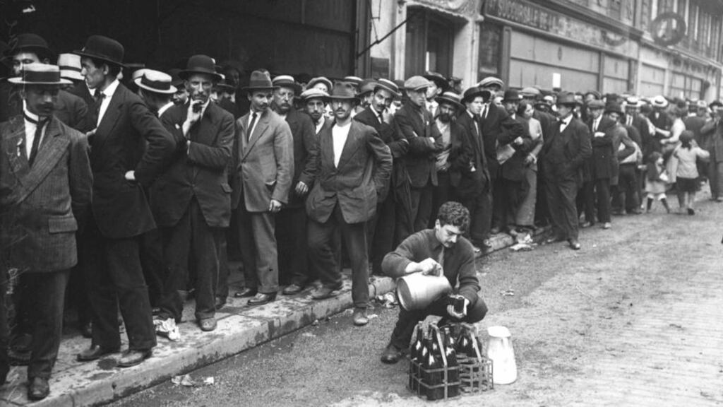 Registration of foreign aliens in Paris, August 1914, before their evacuation (Photo: Agence Rol Bibliothèque nationale de France, dpt. des Estampes et de la photographie)
