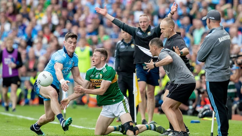 Dublin’s Diarmuid Connolly attempts to dispossess Jonathan Lyne in the drawn game. dit ©INPHO/Morgan Treacy