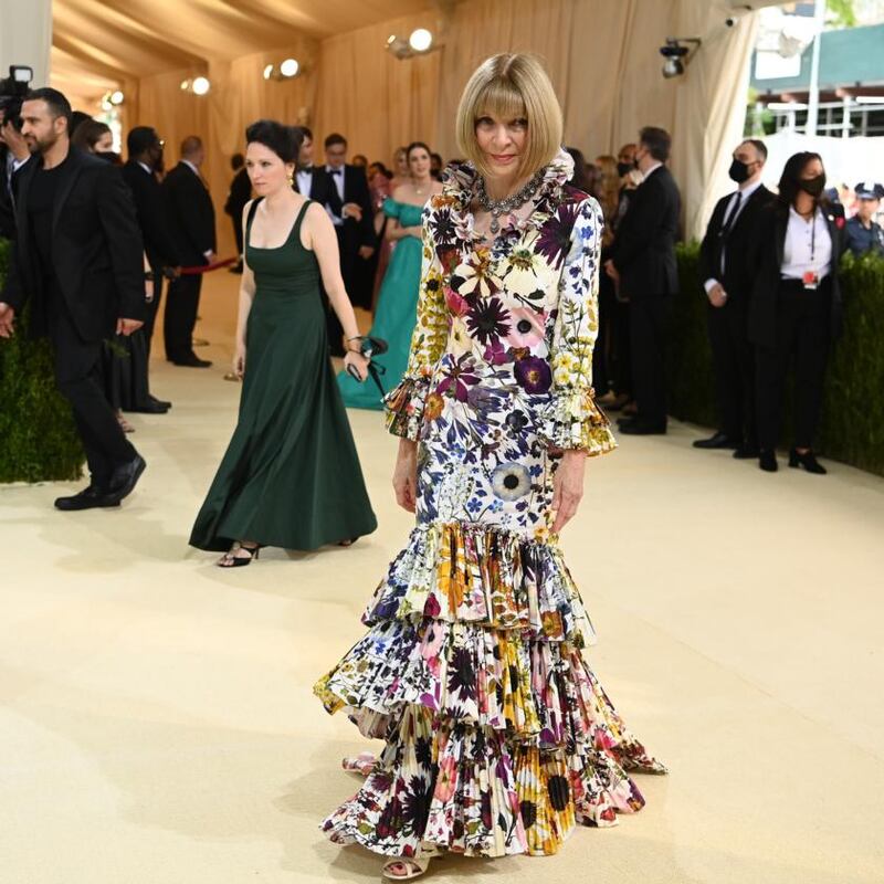 Anna Wintour, the big boss of the Met Gala (and global editorial director of Vogue) arrives in Oscar de la Renta
