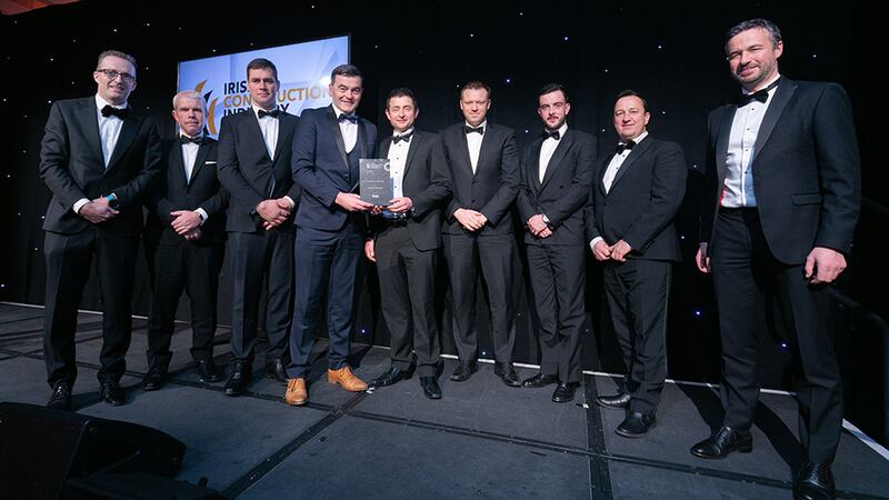 Brendan Crealey, Managing Director, ITS, presents the Contractor of the Year award to the Bennett (Construction) team.