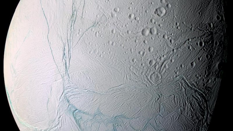 Enceladus: craters and complex, fractured terrain. Image: Nasa/JPL/Space Science Institute