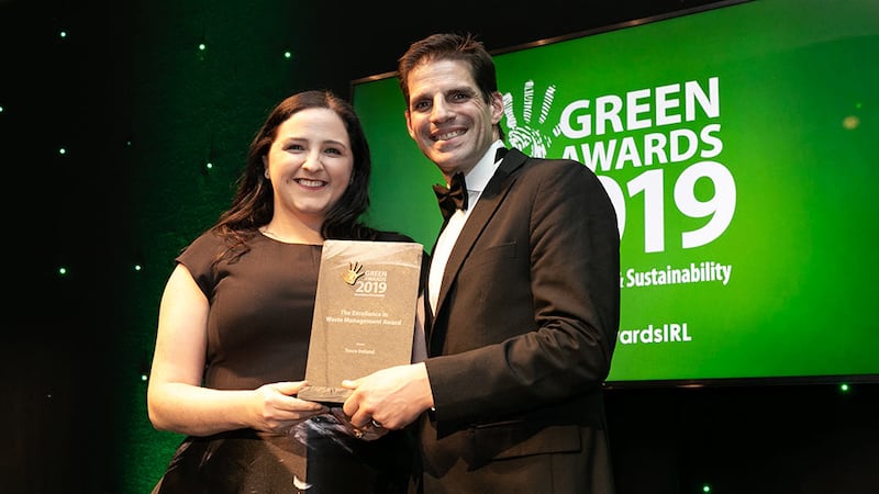 Frank Mutel, Business Development Manager, greenoffice presents The Excellence in Waste Management Award to Lorraine Shiels, Tesco Ireland.